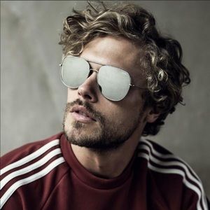 Brand new Living large quay Australia. Men’s